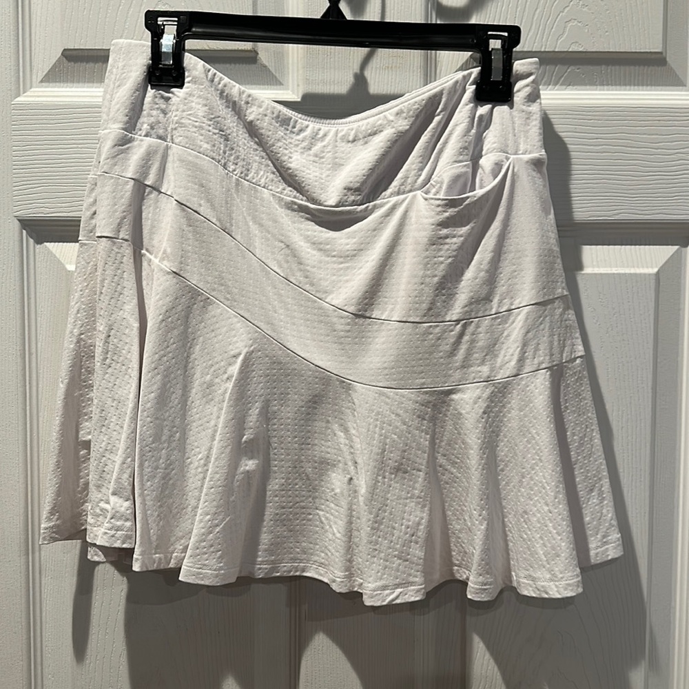IBKUL white athletic golf/tennis skort medium